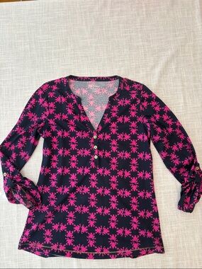 Lilly Pulitzer Navy & Fuchsia frog Patterned V-Neck Top